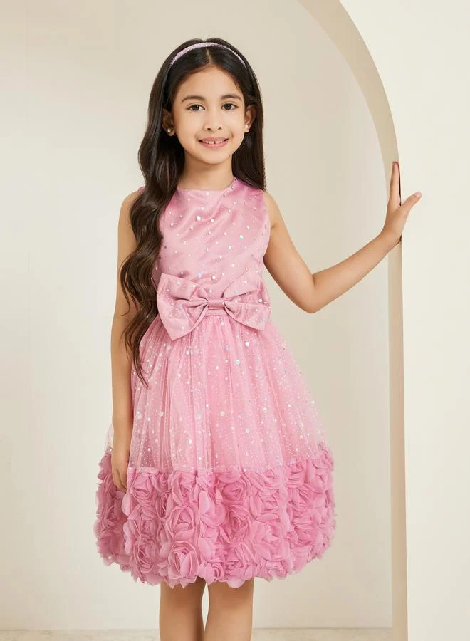 ستايلي فستان لامع بلا أكمام وتفاصيل فيونكة